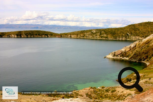 D’une superficie de 14,3 km². C'est la plus grande île du lac et la plus peuplée. Son nom originel était Isla Titikaka, et c'est elle qui a donné son nom au lac. Elle possède un relief accidenté avec beaucoup de terrasses aménagées pour l'agriculture par les anciens peuples amérindiens.