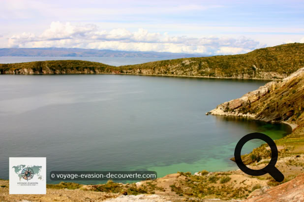 D’une superficie de 14,3 km². C'est la plus grande île du lac et la plus peuplée. Son nom originel était Isla Titikaka, et c'est elle qui a donné son nom au lac. Elle possède un relief accidenté avec beaucoup de terrasses aménagées pour l'agriculture par les anciens peuples amérindiens.