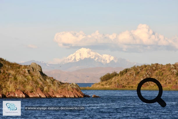 Situé dans la cordillère des Andes, à 3 812 mètres au-dessus du niveau de la mer, il est traversé par la frontière entre la Bolivie et le Pérou.