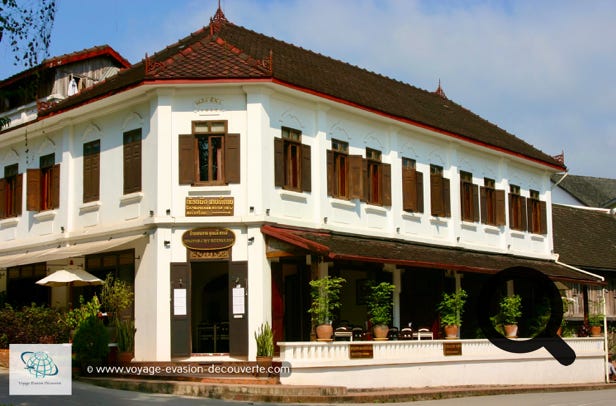 Située au Nord du Laos, elle fut la capitale royale du Lan Xang (royaume du million d'éléphants) du XIVe siècle à 1946. Luang Prabang est connu pour ses nombreux temples bouddhistes et monastères. Chaque matin, des centaines de moines provenant des différents monastères marchent à travers les rues pour récolter l'aumône des habitants et parfois des touristes. L'un des principaux sites de la ville est une grande colline dominée au sommet par le temple Wat Chom Si.