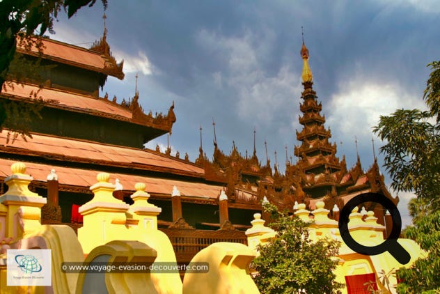 Situé à Mandalay, le monastère a été fondé en 1895 par des marchands chinois. Construit sur pilotis, il repose sur une imposante forêt de colonnes en rondins de teck. Sa toiture et sa devanture sont finement décorés de superbes sculptures en teck. Le hall principal a un toit de pagode à trois niveaux, le pavillon attenant est couronné d'une pagode à cinq niveaux avec un Hti.
