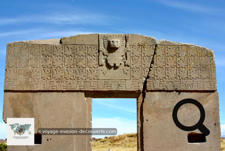 Ce portail d'une largeur de 4 mètres et d'une hauteur de 3 mètres a été construit dans un seul bloc d'andésite d'environ 10 tonnes.