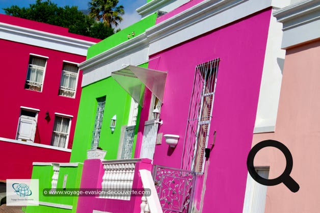 Bo-Kaap est aujourd'hui l'un des quartiers les plus pittoresques de la métropole du Cap en raison de la persistance de nombreuses ruelles pavées, de maisons peintes de couleurs pastel et de mosquées dont l'architecture rappelle celle de l'Asie du Sud-Est.