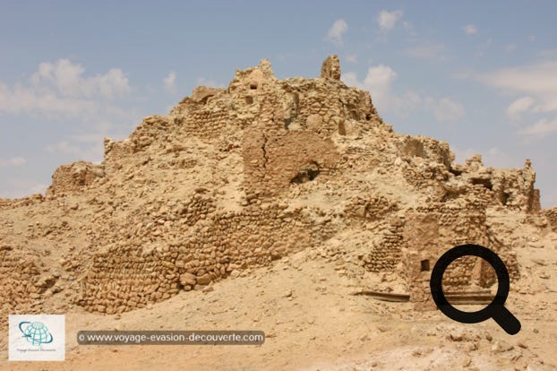 Le lendemain, tôt dans la matinée, nous prenons la route à travers le Sahara Libyen en direction de Ghadamès pour 4h de traversée avec un petit arrêt aux ruines de Sinawin.