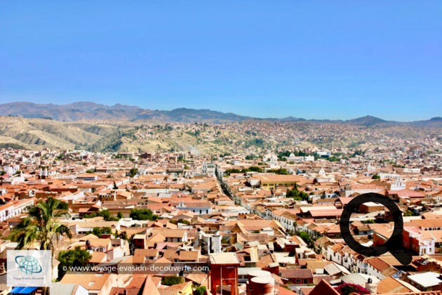 Située à 2 780 m d’altitude, c’est la capitale constitutionnelle de la Bolivie. Elle a été fondée en 1538 par les espagnols sous le nom de Charcas, puis elle changea 3 fois d’appellation. Passant de La Plata, puis en Chuquisaca et devient en 1825, la capitale du pays et est rebaptisée Sucre. 
