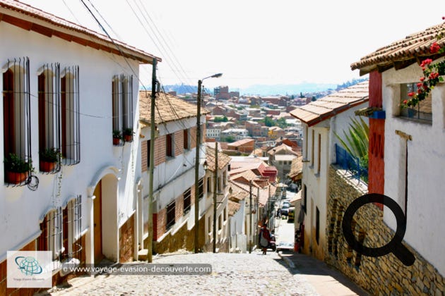 Il est très agréable de flâner à Sucre, d'aller à la rencontre de ses habitants. À chaque détour, vous pourrez visiter un édifice grandiose. Il y a tant de merveilles à découvrir ! Architecturalement, la ville est parmi les plus belles du pays ! On y trouve des maisons coloniales basses et blanches aux façades bien conservées et des parcs arborés, qui constituent le charme de cette importante ville bolivienne.