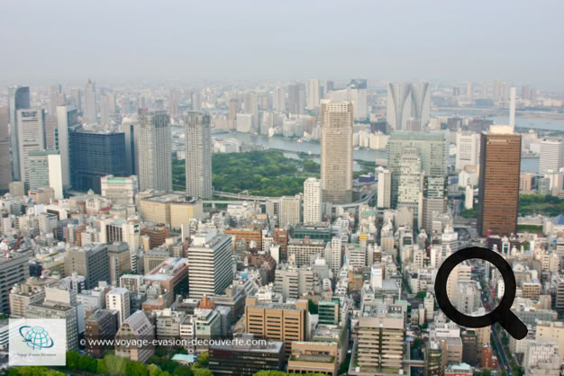 Tōkyō est la capitale du Japon. C’est un mélange de modernisme, de traditions et de folie. Vous y découvrirez un mixe, de gratte-ciels à perte de vue, le calmes des temples anciens et la frénésie d’une ville qui ne dort jamais.  Idéal pour commencer un voyage au pays nippon et s’immerger dans le grand bain de la culture japonaise et vous en mettre plein les yeux. 