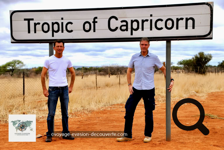 Puis passage obligé par le Tropique du Capricorne, un des deux tropiques et l'un  des cinq parallèles principaux indiqués sur les cartes terrestres, pour la photo.  Vers midi, nous sommes arrivés dans la Game Reserve Bagatelle où nous avions  réservé une excursion “nature“ dans un véhicule de safari ouvert pour découvrir la région de la ceinture de Dune Kalahari.  