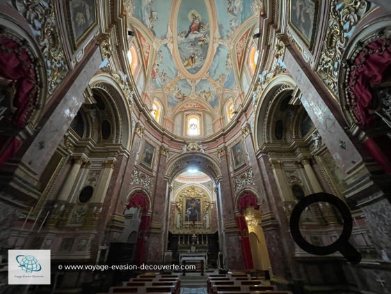 L'église et le prieuré carmélites de l'Annonciation de Notre-Dame furent édifiés entre 1660 et 1675, à la suite de l'arrivée de la première communauté carmélite à Rabat au XVe siècle. C'est dans cette église que commença l'insurrection contre les Français en 1800. Cette magnifique église est construite en ellipse et arbore un style baroque. À l'intérieur, la peinture y occupe une place importante avec une toile de Stefano Erardi (1677) surplombant l'autel ainsi que des peintures de l'artiste maltais Giuseppe Cali. 