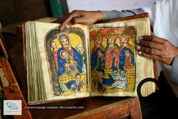 La première de forme rectangulaire, interdite aux femmes, qui fut construite au XVIIe siècle par le roi Fasilidas à l’emplacement même où s’élevait ce qui fut sans doute la première église d’Afrique, érigée au début du IVe siècle sous le règne d’Ezana.