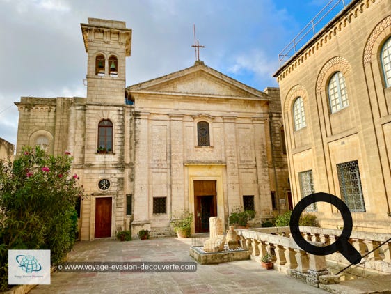 L'église a été construite en 1504 en l'honneur de dieu et de Sainte-Agathe, vierge et martyre. En 1670, cette toute petite église de 11 m2 a été élargie aux actuels dimensions. 