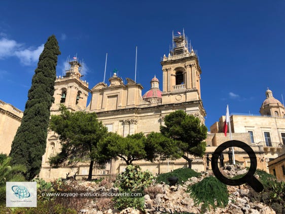 De style baroque cette très belle église conventuelle du XVIIe siècle servait aux Hospitaliers de l'ordre de Saint-Jean de Jérusalem avant la construction de La Valette et de sa cathédrale.  Elle se trouve sur le site d’une église bâtie en 1090, sous le règne de Roger Ier de Sicile. À l’arrivée de l’ordre de Saint-Jean, en 1530, elle est agrandie, mais brûle deux ans plus tard. Avec l’installation des chevaliers à La Valette, en 1571, elle devient l’église des Inquisiteurs. 