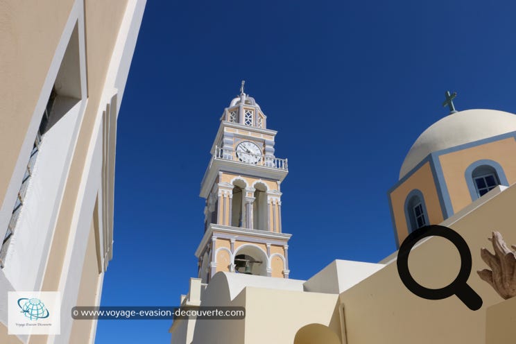 La cathédrale catholique Saint Jean Batiste contraste beaucoup avec ses voisines. Elle possède une tour avec une horloge qui domine  fièrement le village.  