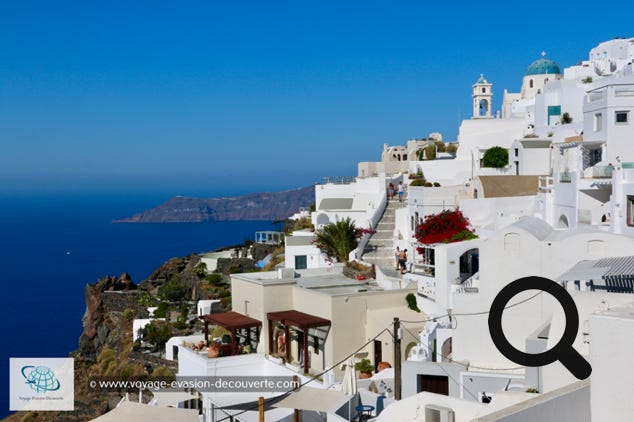 Fira est la capitale de Santorin et c’est le plus grand village de l’île. Il est perché comme Oia au bord d’une falaise impressionnante d’une hauteur de 260 m offrant une vue panoramique exceptionnelle sur la caldeira. 