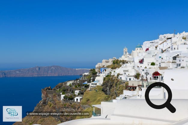 Fira est la capitale de Santorin et c’est le plus grand village de l’île. Il est perché comme Oia au bord d’une falaise impressionnante d’une hauteur de 260 m offrant une vue panoramique exceptionnelle sur la caldeira. 