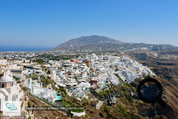 Fira est la capitale de Santorin et c’est le plus grand village de l’île. Il est perché comme Oia au bord d’une falaise impressionnante d’une hauteur de 260 m offrant une vue panoramique exceptionnelle sur la caldeira. 