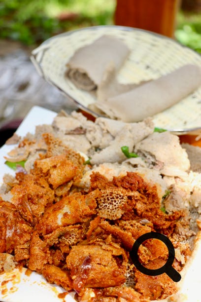 C'est un mélange d’injera (une galette avec laquelle on consomme d'autres aliments en utilisant sa main droite) coupée en lanière, de beurre clarifié, de bérbéré et éventuellement d'autres ingrédients (viande, légumes...) et tout ça servi avec une sauce épicée. Disons que c'est tellement copieux et bourratif que cela ressemblait plus à un étouffe chrétien. Nous n'avons pas super aimé !  