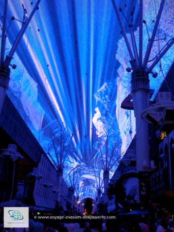 Fremont Street Experience, dans le vieux quartier Downtown.  Dans une zone piétonnière d’environ 17 000 m² qui est surplombée par une gigantesque voûte de 27 m de haut sur lequel sont diffusés le soir des spectacles son et lumière hallucinants. Elle est composée de plus de 12 millions d’ampoules led et vous offre un spectacle magique (spectacle gratuit). 