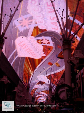 Fremont Street Experience, dans le vieux quartier Downtown.  Dans une zone piétonnière d’environ 17 000 m² qui est surplombée par une gigantesque voûte de 27 m de haut sur lequel sont diffusés le soir des pectacles son et lumière hallucinants. Elle est composée de plus de 12 millions d’ampoules led et vous offre un spectacle magique (spectacle gratuit). 