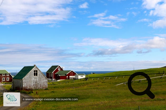 Ce serait le plus vieux village de l'île de Suðuroy. La légende raconte qu'un roi danois, Frode, aurait fondé ce village et le nom du village viendrait de là. Le village s'appelait auparavant Froðebøur, ce qui signifie le « champ de Frode ».  Le nom a ensuite dérivé vers Froðba. 