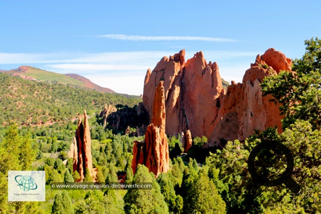 Ce jardin des Dieux est magnifique et offre des vues spectaculaires sur des formations rocheuses de grès rouge imposantes de plus de 90 m de hauteur avec derrière les sommets enneigés du Pikes Peak sur fond d'un ciel bleu éclatant.