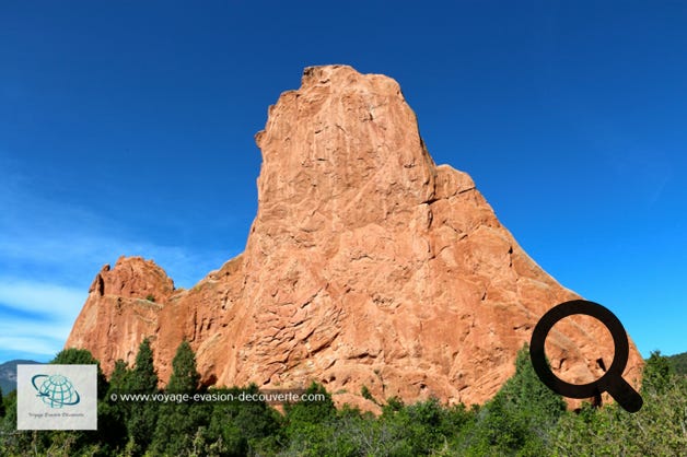 Ce jardin des Dieux est magnifique et offre des vues spectaculaires sur des formations rocheuses de grès rouge imposantes de plus de 90 m de hauteur avec derrière les sommets enneigés du Pikes Peak sur fond d'un ciel bleu éclatant.