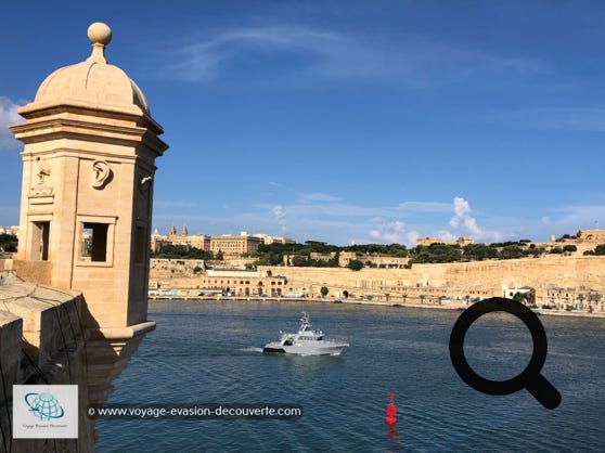 Ce petit jardin, créé en 1551 par le Grand Maitre de La Sengle, offre une vue panoramique exceptionnelle sur La Valette. Il se  trouve au bout de ce qui reste de la forteresse Saint-Michel sur la pointe des bastions. Vous pourrez admirer la célèbre petite tour de garde Il-Gardjola qui a sur ses flancs divers symboles sculptés comme un œil, une oreille et un oiseau Grue représentant la tutelle et l'observance protégeant les côtes maltaise.  