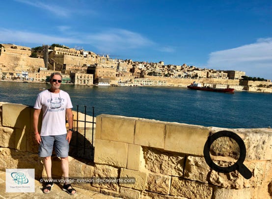 Ce petit jardin, créé en 1551 par le Grand Maitre de La Sengle, offre une vue panoramique exceptionnelle sur La Valette. Il se  trouve au bout de ce qui reste de la forteresse Saint-Michel sur la pointe des bastions. Vous pourrez admirer la célèbre petite tour de garde Il-Gardjola qui a sur ses flancs divers symboles sculptés comme un œil, une oreille et un oiseau Grue représentant la tutelle et l'observance protégeant les côtes maltaise.  