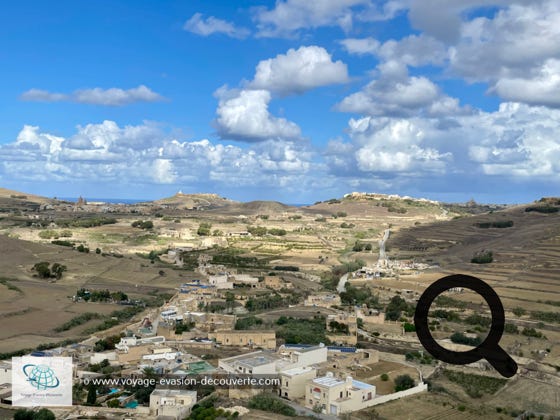 Cette île de 67 km2 est la deuxième par sa taille dans l'archipel maltaise. Elle se situe au Nord de l'archipel et c'est l'île la plus proche de la Sicile. Gozo est séparée de la Sicile par le canal de Malte qui mesure environ 90 kilomètres de large et de Malte par un bras de mer de 5 km. Cette belle petite île est un autre univers, plus calme et reposant. 