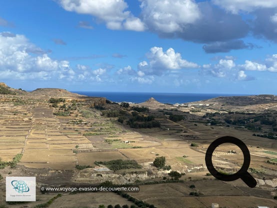 Cette île de 67 km2 est la deuxième par sa taille dans l'archipel maltaise. Elle se situe au Nord de l'archipel et c'est l'île la plus proche de la Sicile. Gozo est séparée de la Sicile par le canal de Malte qui mesure environ 90 kilomètres de large et de Malte par un bras de mer de 5 km. Cette belle petite île est un autre univers, plus calme et reposant. 