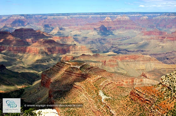 Avec sa superficie totale de 4 856 km², le Grand Canyon est considéré comme l’un des plus beaux ouvrages de la nature. L’histoire du parc pourrait remonter jusqu’à 1,7 milliard d’années et couvre les quatre grandes ères géologiques du  Précambrien au Cénozoïque. C’est une succession de phases : immersion de la région, accumulation de sédiments  (lave, sable, vase), transformation en roche (grès, argiles puis schiste), soulèvement sous l’activité tectonique, puis érosion  du relief sous l’activité de l’eau et du climat. Pour un résultat grandiose. 