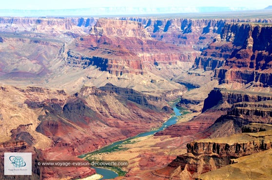 Avec sa superficie totale de 4 856 km², le Grand Canyon est considéré comme l’un des plus beaux ouvrages de la nature. L’histoire du parc pourrait remonter jusqu’à 1,7 milliard d’années et couvre les quatre grandes ères géologiques du  Précambrien au Cénozoïque. C’est une succession de phases : immersion de la région, accumulation de sédiments  (lave, sable, vase), transformation en roche (grès, argiles puis schiste), soulèvement sous l’activité tectonique, puis érosion  du relief sous l’activité de l’eau et du climat. Pour un résultat grandiose. 