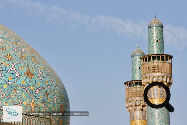 Située sur la Place Naghsh-e Jahan, également nommée Mosquée de l'Imam est majestueuse, cette mosquée a été construite pour le souverain safavide Chah Abbas Ier entre 1612 et 1630. Le décor de la mosquée est réalisé en céramique, selon différentes techniques : la mosaïque de céramique. La couleur dominante est le bleu, mais des couleurs comme le jaune et le vert sont assez caractéristiques de l'époque.