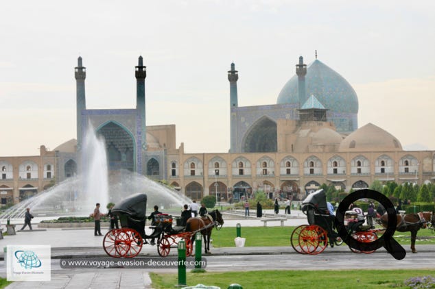 Située sur la Place Naghsh-e Jahan, également nommée Mosquée de l'Imam est majestueuse, cette mosquée a été construite pour le souverain safavide Chah Abbas Ier entre 1612 et 1630. Le décor de la mosquée est réalisé en céramique, selon différentes techniques : la mosaïque de céramique. La couleur dominante est le bleu, mais des couleurs comme le jaune et le vert sont assez caractéristiques de l'époque.