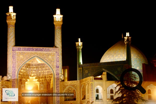 Située sur la Place Naghsh-e Jahan, également nommée Mosquée de l'Imam est majestueuse, cette mosquée a été construite pour le souverain safavide Chah Abbas Ier entre 1612 et 1630. Le décor de la mosquée est réalisé en céramique, selon différentes techniques : la mosaïque de céramique. La couleur dominante est le bleu, mais des couleurs comme le jaune et le vert sont assez caractéristiques de l'époque.