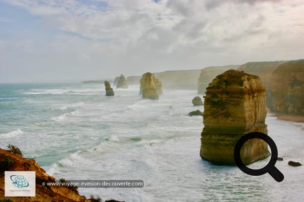 La Great Ocean Road est une route côtière de 243 km longeant l'État de Victoria, situé sur la côte Sud-Est en Australie entre les villes de Torquay et de Allansford. Construite entre 1919 et 1932 par des soldats revenus de la Première Guerre mondiale, cette route est devenue un haut lieu touristique du Victoria. Elle offre de magnifiques vues du détroit de Bass avec des paysages faits de falaises et autres formations rocheuses impressionnantes, telles que le Loch Ard Gorge, le Grotto, le London Bridge renommé London Arch depuis l'effondrement d'un de ses segments et surtout les fameux Douze Apôtres. 