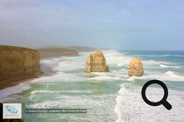 La Great Ocean Road est une route côtière de 243 km longeant l'État de Victoria, situé sur la côte Sud-Est en Australie entre les villes de Torquay et de Allansford. Construite entre 1919 et 1932 par des soldats revenus de la Première Guerre mondiale, cette route est devenue un haut lieu touristique du Victoria. Elle offre de magnifiques vues du détroit de Bass avec des paysages faits de falaises et autres formations rocheuses impressionnantes, telles que le Loch Ard Gorge, le Grotto, le London Bridge renommé London Arch depuis l'effondrement d'un de ses segments et surtout les fameux Douze Apôtres. 