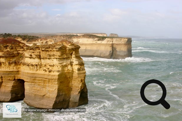 La Great Ocean Road est une route côtière de 243 km longeant l'État de Victoria, situé sur la côte Sud-Est en Australie entre les villes de Torquay et de Allansford. Construite entre 1919 et 1932 par des soldats revenus de la Première Guerre mondiale, cette route est devenue un haut lieu touristique du Victoria. Elle offre de magnifiques vues du détroit de Bass avec des paysages faits de falaises et autres formations rocheuses impressionnantes, telles que le Loch Ard Gorge, le Grotto, le London Bridge renommé London Arch depuis l'effondrement d'un de ses segments et surtout les fameux Douze Apôtres. 