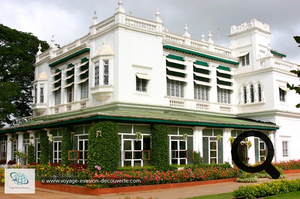 Nous avons dormi dans un ancien palais, au Green Hotel de Mysore. Le palais Chittaranjan a été construit pour les princesses de Mysore et a été restauré comme un hôtel de charme. C’est une oasis de calme bordé d'arbres majestueux, il est dans de vastes jardins avec des pelouses formelles et des pergolas ombragées. Il a été rénové avec goût et meublé avec de l'artisanat indien traditionnel. L’hôtel offre un cadre colonial vraiment confortable, le personnel est super et l’atmosphère est très reposante. Je le conseille vivement !