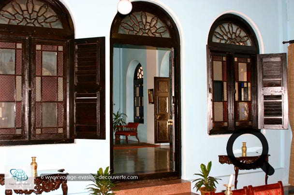Nous avons dormi dans un ancien palais, au Green Hotel de Mysore. Le palais Chittaranjan a été construit pour les princesses de Mysore et a été restauré comme un hôtel de charme. C’est une oasis de calme bordé d'arbres majestueux, il est dans de vastes jardins avec des pelouses formelles et des pergolas ombragées. Il a été rénové avec goût et meublé avec de l'artisanat indien traditionnel. L’hôtel offre un cadre colonial vraiment confortable, le personnel est super et l’atmosphère est très reposante. Je le conseille vivement !