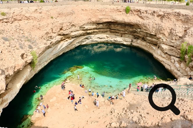 Il s'agit d’une vaste doline naturel d'un bleu turquoise éclatant, large d'environ 50 à 70 mètres et profond d'une vingtaine de mètres.