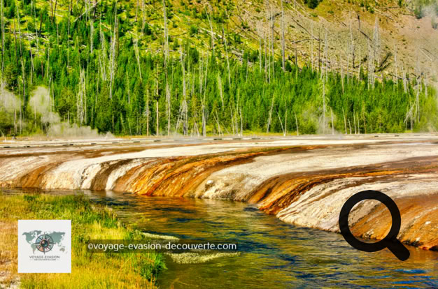Cette partie du parc, regroupe des sources d’eaux chaudes et de geysers. Nommé ainsi pour son sable noir en obsidienne, ce bassin d’eau chaude a une température de 93 °C.  L'obsidienne, qui est une roche volcanique vitreuse et riche en silice, se forme lorsque la lave se refroidit trop rapidement et devient la matière première naturelle du verre. Ce sable d'obsidienne rare couvre une grande partie du bassin de sable noir. 