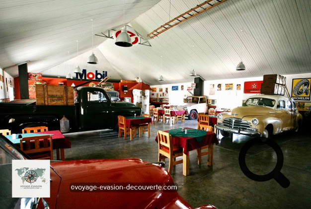 Il est hors du commun, ressemblant à un ancien relais routier au toit rouge, ce Lodge est un véritable trésor et un arrêt incontournable lors  de la visite de cette région. Dès que l’on arrive, on se retrouve projeté dans un monde extravagant avec des vieilles Chevys et Ford rouillées d'une époque révolue, sont éventrées par des arbres Carquois et de diverses plantes du désert.  Garez votre véhicule et entrez, le spectacle n’est pas fini… Comme si vous êtes entré dans un vieux garage du bout du monde, les grandes portes s'ouvrent sur un camion de transport servant de réception, un bar “pompstasie“ (station de pompage) et un assortiment de véhicules anciens et d'accessoires de transport assemblés décorant l’immense pièce. Les tables du restaurant sont placées entre des vieux véhicules comme une jeep, une ambulance, une ancienne voiture de police et beaucoup d’autres. Ambiance et dépaysement assuré…
