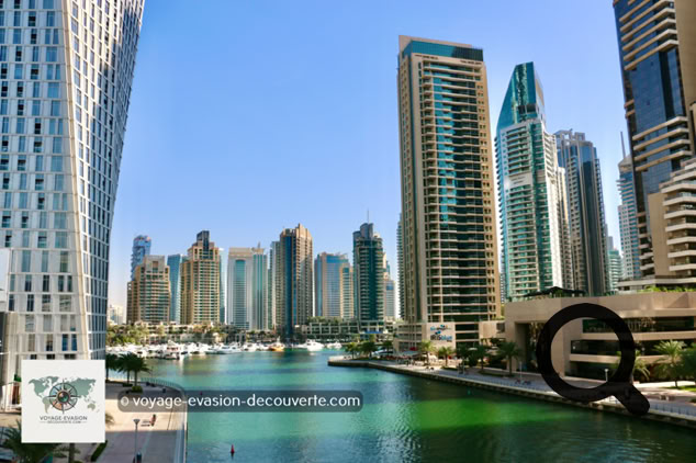 Parmi les quartiers les plus spectaculaires de Dubaï, Dubai Marina occupe une place à part. Ici, la ville semble avoir été dessinée pour impressionner. Autour d'un immense canal artificiel bordé d’eau turquoise s'élèvent des dizaines de gratte-ciel vertigineux, des résidences de luxe, des hôtels prestigieux et des immeubles aux formes futuristes.