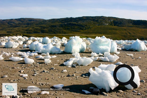 Sur la plage se trouvaient échoués des mini icebergs allant de 50 cm³ à plus de 2 m³. C’était anciennement des petit icebergs qui flottaient tranquillement dans la baie. Lorsque le glacier fond, il devient instable et fragile. 