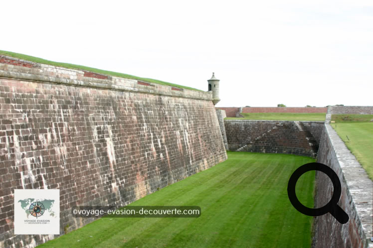 C’est une grande forteresse du XVIIIe siècle et a été construite pour contrôler les Highlands écossais au lendemain de la montée jacobite de 1745. La fortification est basée sur une conception en étoile et reste pratiquement inchangé jusqu’à nos jours. 