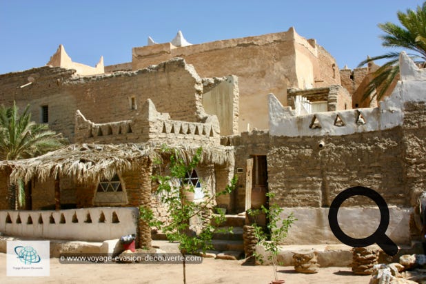 Une des premières villes fortifiées du Sahara, son architecture est conçue pour résister au climat extrême du désert. Cette oasis se situe à la frontière de la Tunisie et de l’Algérie.
