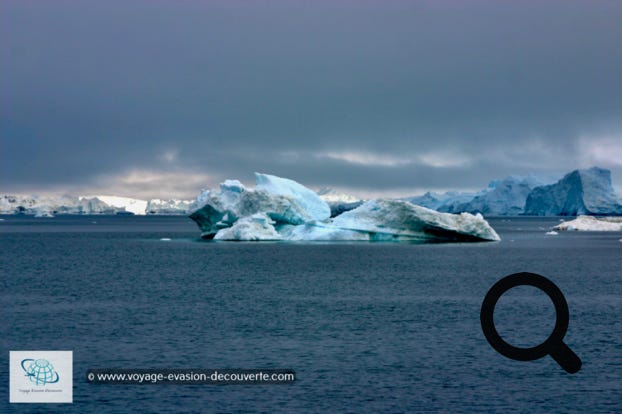 Nos premiers icebergs dans la baie de Disko, petits gabarits mais déjà très impressionnants. Le ciel et la mer étaient noirs ce qui faisait ressortir encore plus le blanc bleuté de ces colosses.  