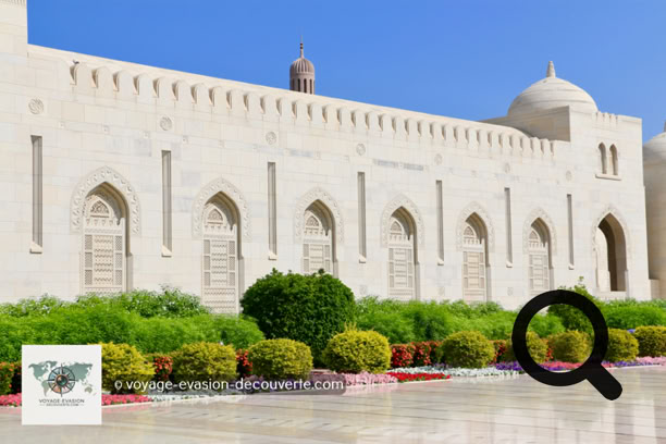 En approchant du site, la silhouette de la mosquée est apparue, majestueuse, avec son immense dôme doré et ses minarets élancés. Le contraste entre la blancheur éclatante de la pierre et le ciel bleu d'Oman donnait à l'ensemble un aspect presque irréel. L'entrée, parfaitement entretenue et silencieuse, invitait déjà au respect et à la contemplation.