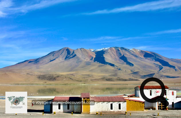 Un hôtel se trouve au bord du lac comme posé au milieu de nulle part. Seuls des flamants roses ont élu domicile dans cette lagune d’altitude, un vrai garde-manger riche en mollusques et en crustacés. Dressés sur leurs pattes toutes frêles, ils dansent avec une grâce qui parachève ce décor somptueux et irréel.